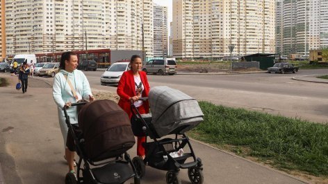 Женщины с колясками во время прогулки