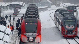  Поезда на железнодорожной станции 