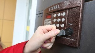 Домофон у входной двери в подъезд жилого дома