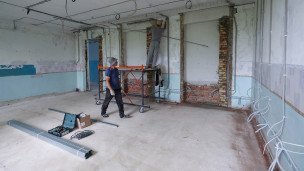 Рабочие проводят ремонт школы