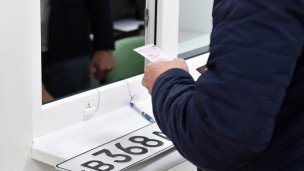 Автовладелец получает автомобильные номера российского образца