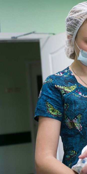 Врач с мледенцем на руках