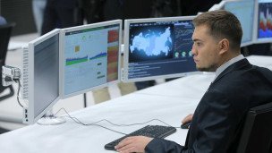 Мужчина в костюме за компьютером в офисе