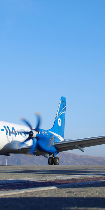 Самолет Ил-114-300 на взлетной полосе 