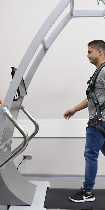 Пациент в кабинете гравитационной и сенсорной реабилитации