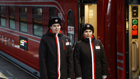 Проводники на перроне у поезда 