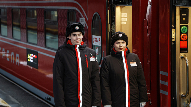 Проводники на перроне у поезда 