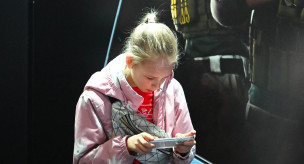 девочка со смартфоном