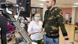 Медицинский работник и участник СВО во время процедур