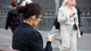 devushka-s-telefonom-v-naushnikah-na-ulice