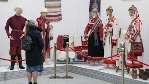 Посетительница на художественно-промышленной выставке-форуме "Уникальная Россия"