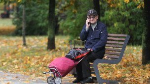 Мужчина говорит по телефону