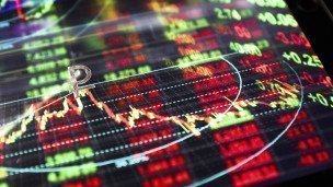 Символ российского рубля на фоне графика