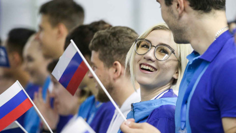 Молодые люди с флагами России