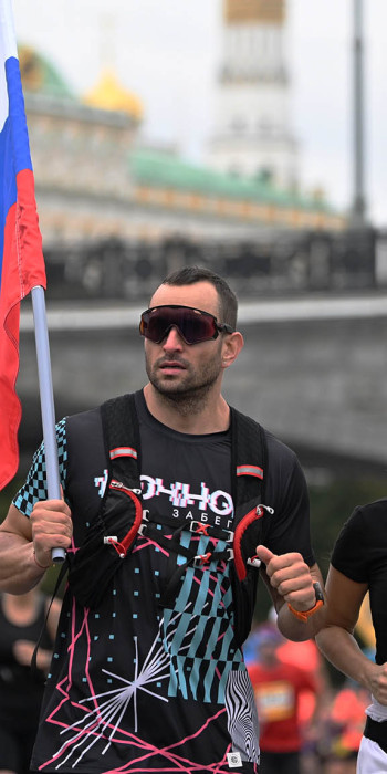 Участники на дистанции марафона