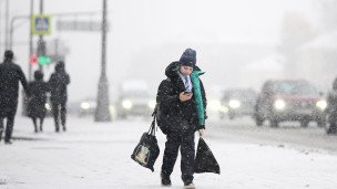 Мальчик во время снегопада 