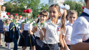 Первоклассники а линейке в честь начала учебного года