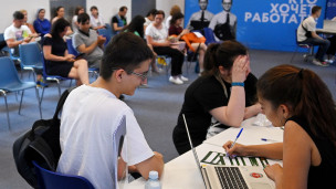 Молодой человек общается с менеджером рекрутингового центра