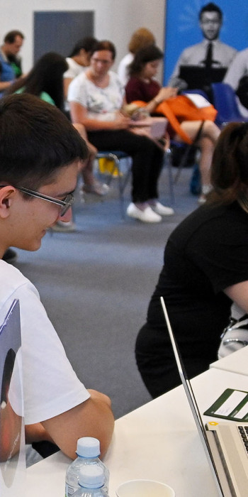 Молодой человек общается с менеджером рекрутингового центра