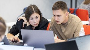 Люди во время работы за ноутбуком