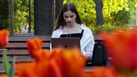 Девушка с ноутбуком на скамейке