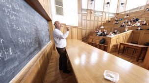 Студенты  и преподаватель во время занятия
