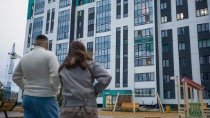 Пара около новостройки