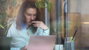 Девушка с ноутбуком