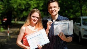 Выпускники школы с аттестатами в руках