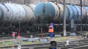 Цистерны с нефтепродуктами на железнодорожных путях