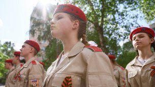 Юнармейцы во время поздравления ветерана Великой отечественной войны в Луганске