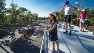 Дети в открывшемся после капитального ремонта Приморском парке в Мариуполе