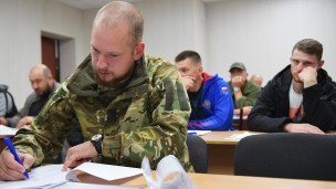Мужчина в военной форме оформляет документы