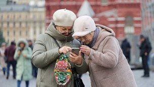 Пожилые женщины с телефоном