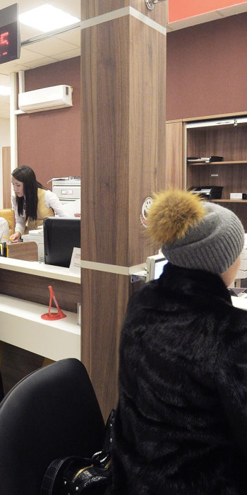 Посетители в центре "Мои документы"