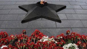 Цветы, возложенные к Вечному огню мемориала Боевая Слава