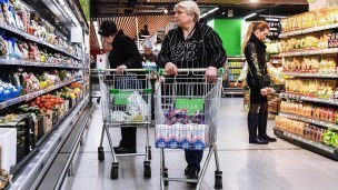 Покупатели в продуктовом магазине