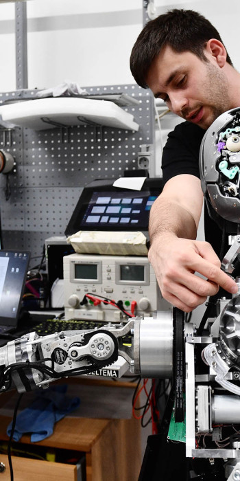 Сборка и отладка человекоподобного робота