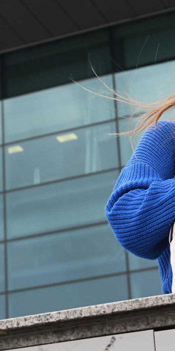 Девушка с телефоном на улице