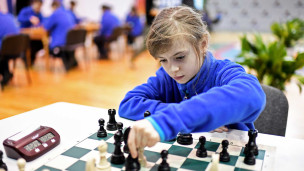 Ребенок на занятиях по шахматам