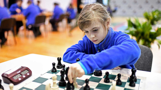 Ребенок на занятиях по шахматам