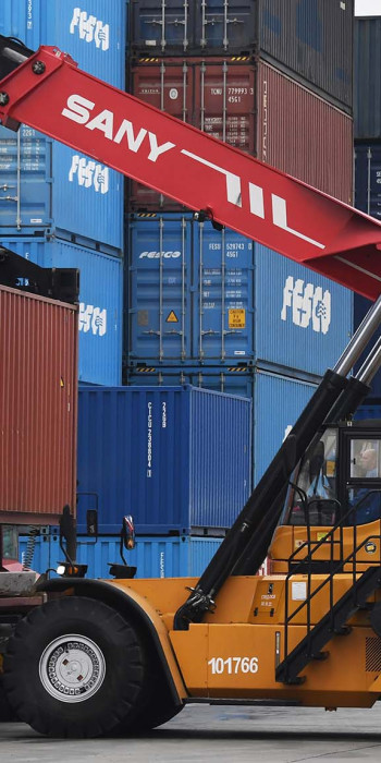 Работа погрузчика на контейнерной площадке
