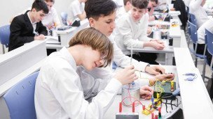 Ученики в аудитории физики