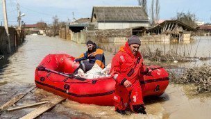 Спасатели во время поисково-спасательных работ после обильных ливневых дождей