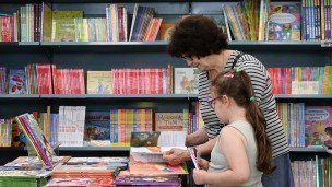 Женщина с девочкой в книжном магазине