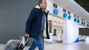 Пассажир в терминале международного аэропорта