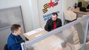 Посетители в государственном фонде "Защитники Отечества"