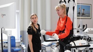 Пациентка в кабинете роботической реабилитации и эрготерапии