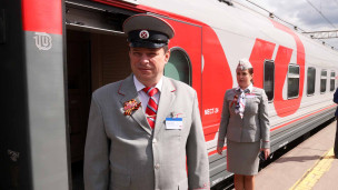 проводники возле поезда