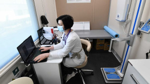 Медработник в передвижном комплексе